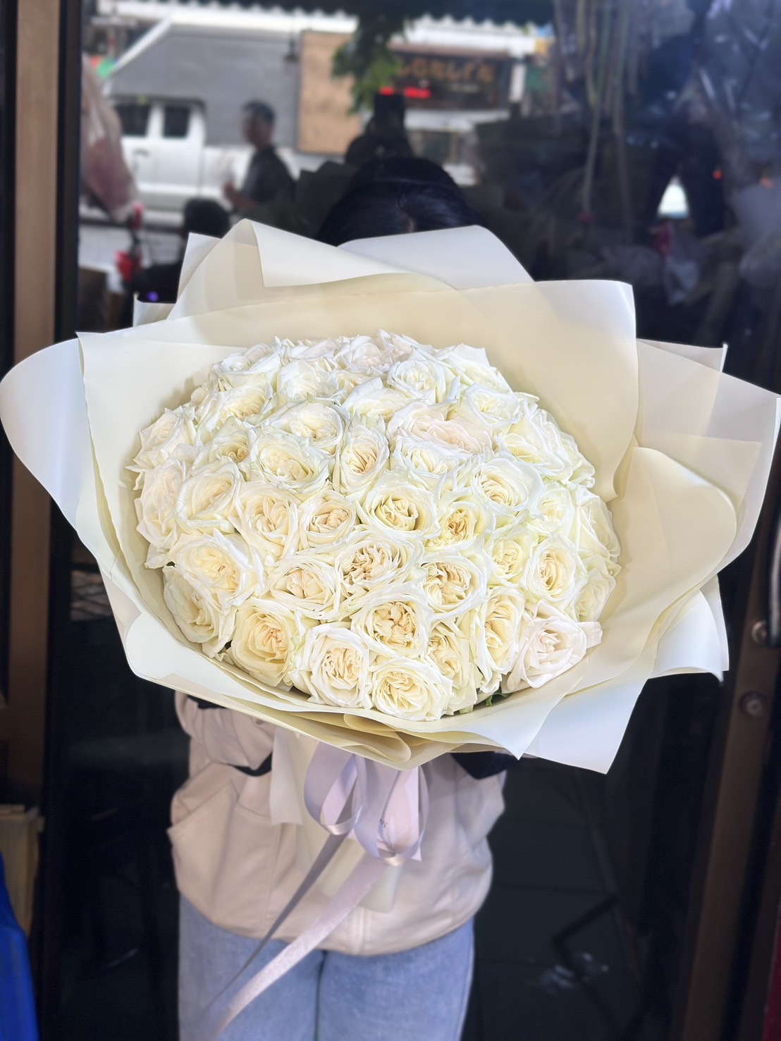 50 White English Roses - Image 2