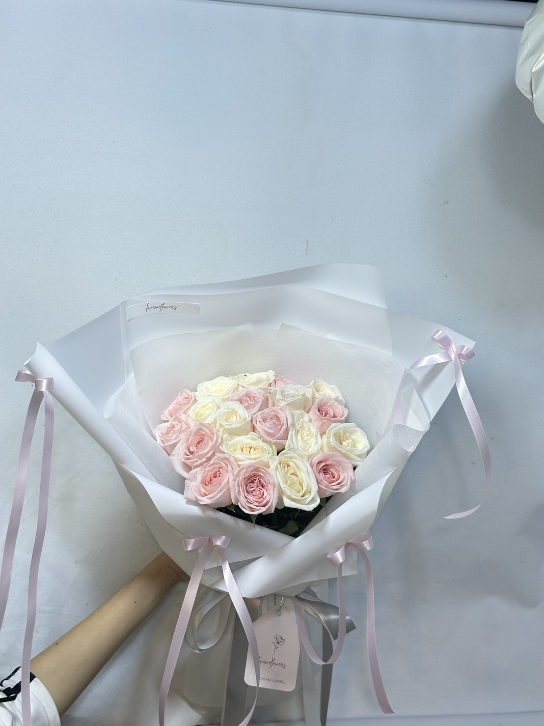 20 white and pink roses - bowtied wrapping